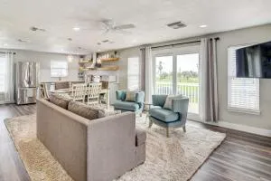 Walk to Beach Charming Home with Deck in Galveston - Bay Harbor