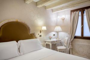 Superior Single Room with French Bed room in Maison Venezia | UNA Esperienze