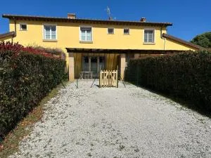 Appartamenti Teresa & Adele, 2 km dal mare, 2 bagni, giardino recintato, WIFI, posto auto - La Cinquantina