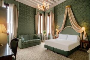 Suite with Sofa Bed and View room in Maison Venezia | UNA Esperienze