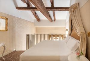 Duplex Suite with Mezzanine and Sofa Bed room in Maison Venezia | UNA Esperienze