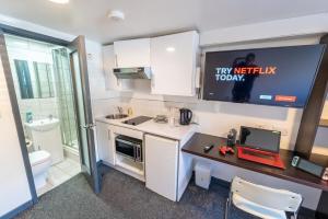 STAY SA Equipped Studios 10 mins from City centre and next to UOB!