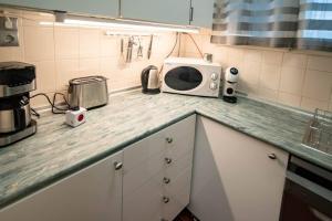 BumbleBee Apartment with AC