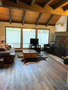 RC8 - Cute & Cozy Cabin