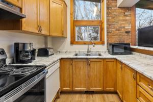 3 Level Ski Chalet 7BR w Deck, Sauna & Ping-Pong!