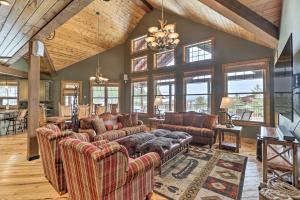 Beautiful Eureka Cabin Rental on Golf Resort!