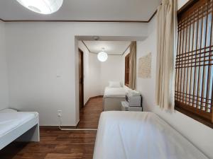 Phòng Cơ bản cho 3 người với phòng tắm dùng chung (Basic Triple Room with Shared Bathroom)