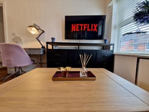 Trendy Luxury Serviced Apartment next to City Centre with Free Parking - Contractors & Relocators