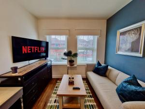 Trendy Luxury Serviced Apartment next to City Centre with Free Parking - Contractors & Relocators