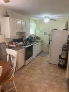 Charleston, SC themed - PRIVATE 1 QUEEN BED 1 BATH APARTMENT 2 FUTONS THAT FOLD OUT FLAT TO SLEEP ON & LEATHER LOVE SEAT GAS LOGS IN LIVING ROOM FULL KITCHEN POKER BUMPER POOL TABLE CONVENIENTLY LOCATED IN COLUMBIA SOUTH CAROLINA 1 QUEEN BED & 2 SOFA