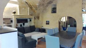 Maisons de vacances Maison Troglodyte en Provence : photos des chambres