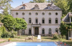 Maisons de vacances Nice home in Espalion with Outdoor swimming pool, WiFi and 10 Bedrooms : photos des chambres