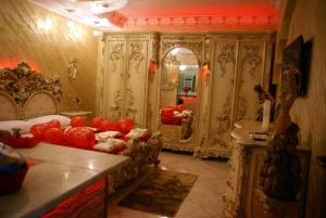 Gold luxury suite home roma