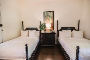 Queen Room with Two Queen Beds room in Lumeria Maui Educational Retreat Center