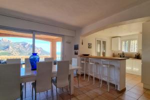 Villa 14 guest-private pool and Sea view