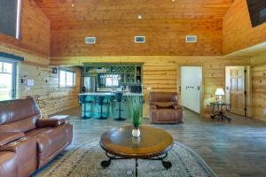 Rustic California Vacation Rental with Rooftop Patio