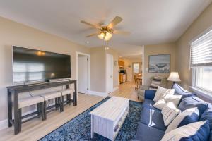Cozy Villas Cottage w Deck, 12 Block to Beach!