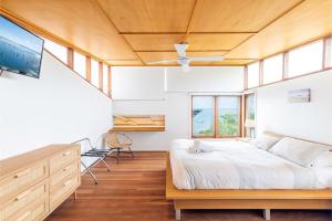 Dutchies By The Sea, 2 61 Christmas Bush Ave - Spectacular views, close to the beach, Wi-Fi