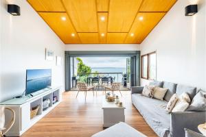 Dutchies By The Sea, 2 61 Christmas Bush Ave - Spectacular views, close to the beach, Wi-Fi