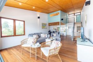 Dutchies By The Sea, 2 61 Christmas Bush Ave - Spectacular views, close to the beach, Wi-Fi