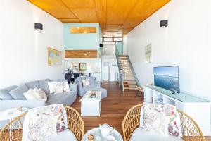 Dutchies By The Sea, 2 61 Christmas Bush Ave - Spectacular views, close to the beach, Wi-Fi