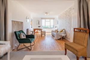 Glastonbury, large House Stunning views 2 to 5 bedrooms, 3 receptions turnbedrooms