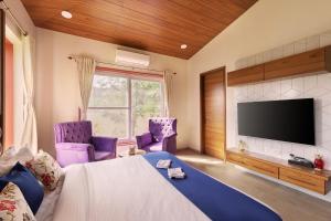 Inaayat Villa by StayVista - Luxe Retreat with Pool & Garden