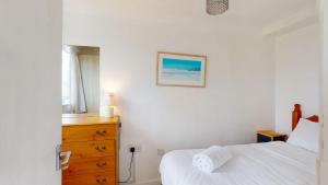 F62 Near Sea, Riviere Towans