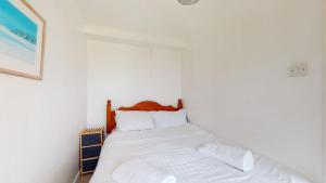 F62 Near Sea, Riviere Towans