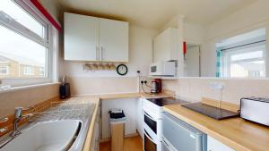 F62 Near Sea, Riviere Towans