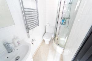 Spacious studios in Guest House next to UOB and 10min to the City!