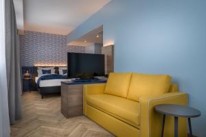 Premium Queen room with single sofa bed room in the niu Welly