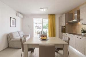 Villa Elena - Two Luxury Suites, garden & fast Wi-Fi near the Sea