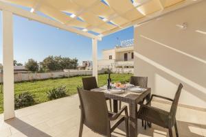 Villa Elena - Two Luxury Suites, garden & fast Wi-Fi near the Sea