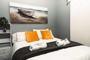 Elegant 2 bed with hot tub and a host of amenities