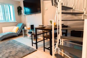 Elegant 2 bed with hot tub and a host of amenities