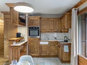 Appartements Charmant appart 2 chambres avec parking et Wifi a Courchevel Le Praz - FR-1-568-26 : photos des chambres