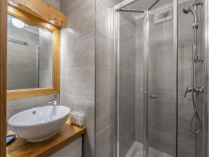 Appartements Charmant appart 2 chambres avec parking et Wifi a Courchevel Le Praz - FR-1-568-26 : photos des chambres