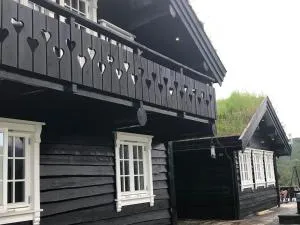 Large beautiful log cabin near Norheimsund and Hardangerfjord - Tangen