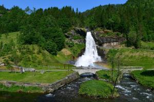 Large beautiful log cabin near Norheimsund and Hardangerfjord
