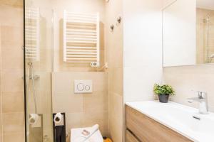 Appartements L'ANGE GARDIEN AP4269 by Riviera Holiday Homes : photos des chambres