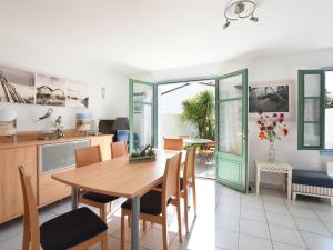 Maisons de vacances Maison La Couarde-sur-Mer, 6 pieces, 6 personnes - FR-1-258-3 : photos des chambres