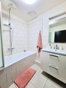 Florian Garden Apartment with private parking
