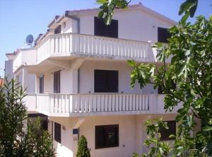 Apartment in Rogoznica with sea view, balcony, air conditioning, WiFi 5153-2