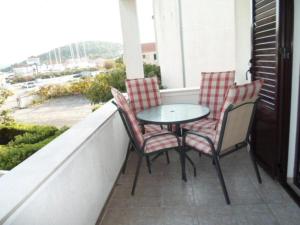 Apartment in Rogoznica with sea view, balcony, air conditioning, WiFi 5153-2 
