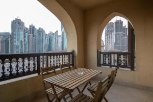 Chic 2BR with Burj Khalifa View in Souk Al Bahar