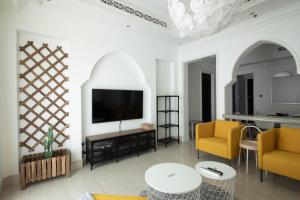 Chic 2BR with Burj Khalifa View in Souk Al Bahar