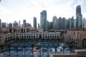 Chic 2BR with Burj Khalifa View in Souk Al Bahar
