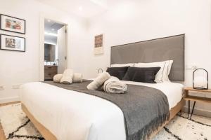 Calm apartment with private patio by REMS