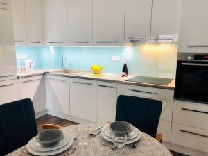 Admiral Lakeside Luxury Apartment